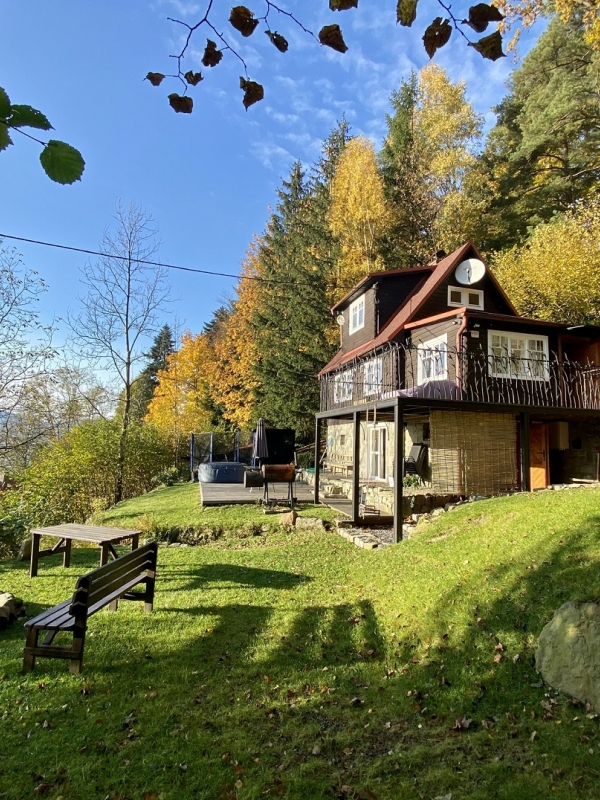 Chaloupka na stráni