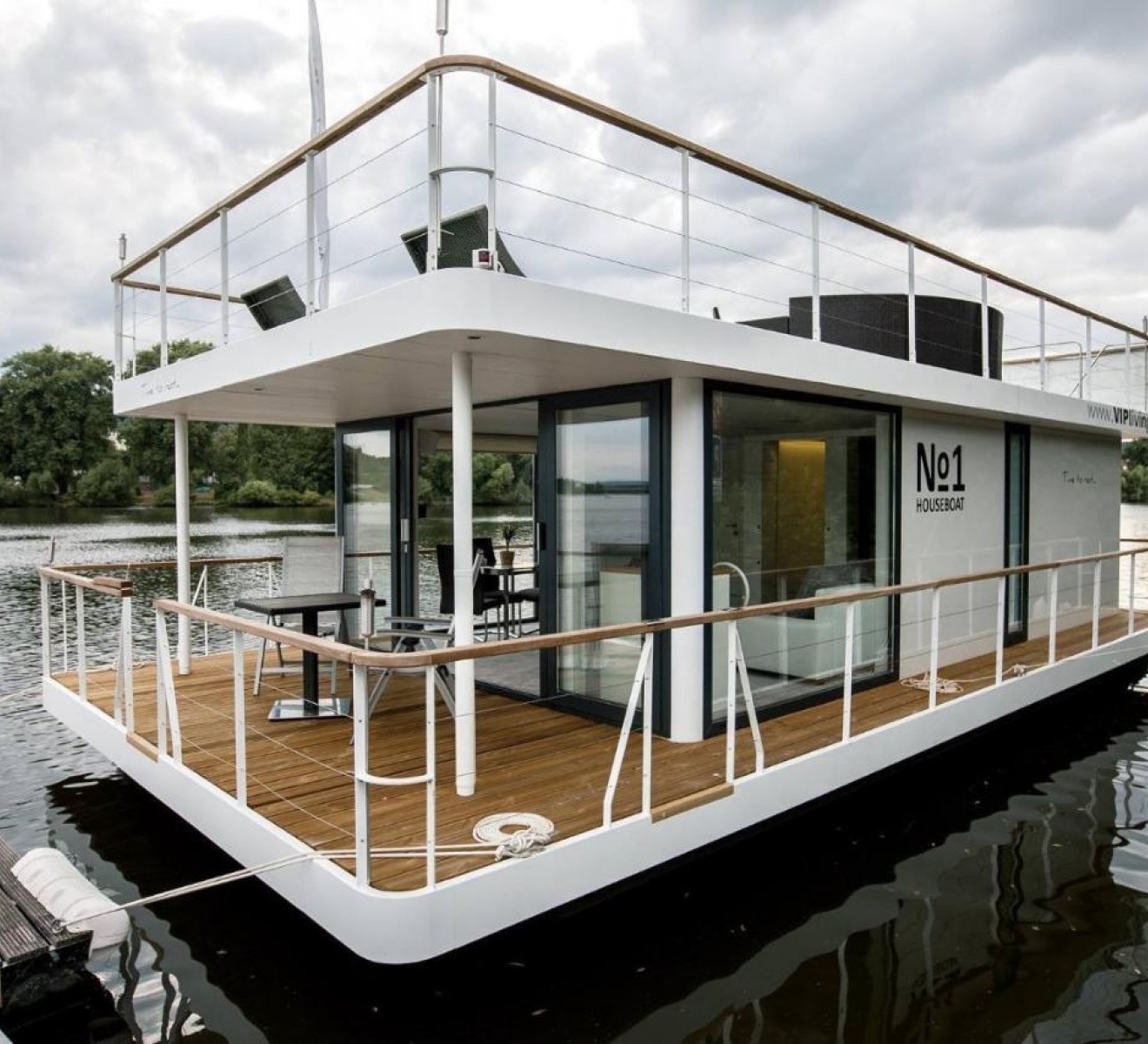 VIP Living Houseboat