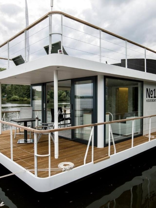 VIP Living Houseboat