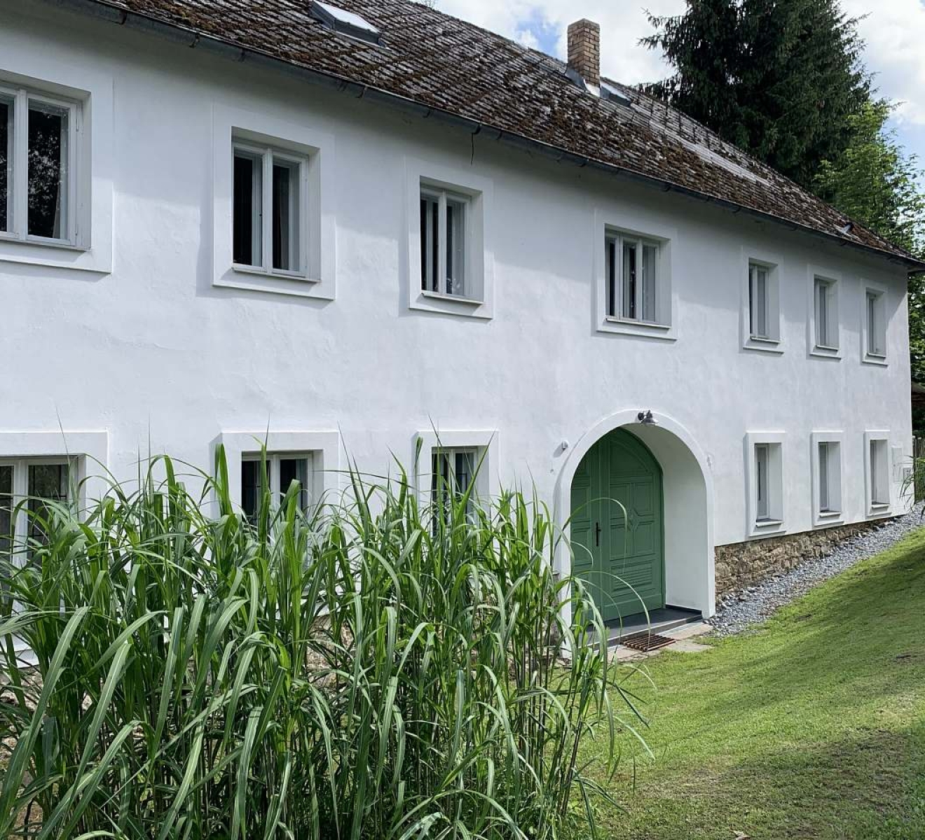 DOM : DÁLE OD MĚSTA