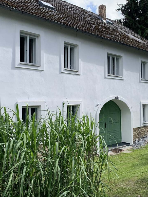 DOM : DÁLE OD MĚSTA