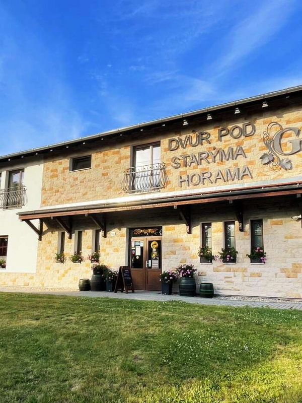 Dvůr pod starýma horama